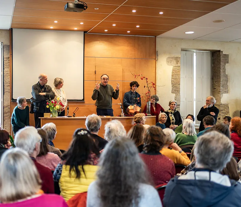 Conférence devant un public assis dans une salle